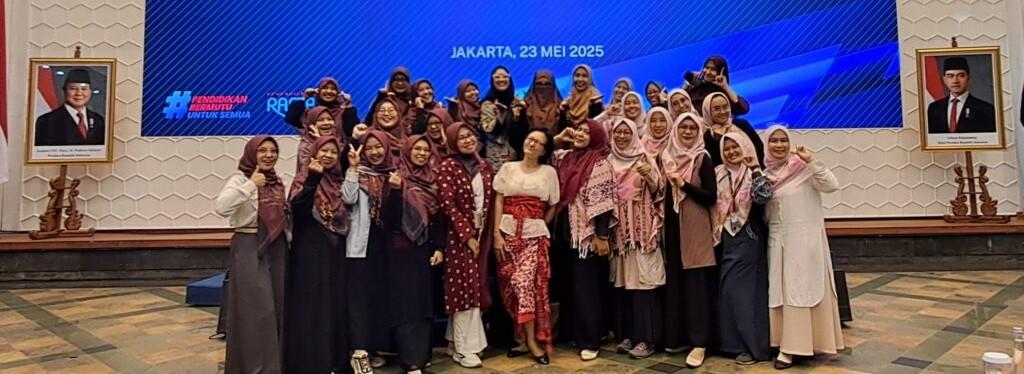 Ibu dan anak sedang belajar bersama